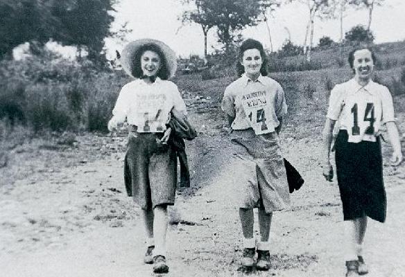 Patrulla femenina participante en la primera marcha regulada del C.D. Fortuna en 1941 (Archivo C.D. Fortuna)