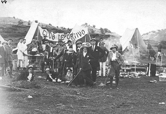 ConcentraciÃ³n promovida por el C.D. Bilbao en las campas de Arraba en 1913 (Archivo A. BandrÃ©s)