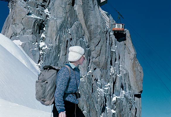 Loli LÃ³pez GoÃ±i, bajo la Aiguille de Midi en 1958 (I. Goikoetxea)