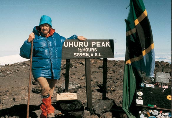 Sheve PeÃ±a en la cumbre del Kilimanjaro en 1995 con 87 aÃ±os (Archivo S. PeÃ±a)