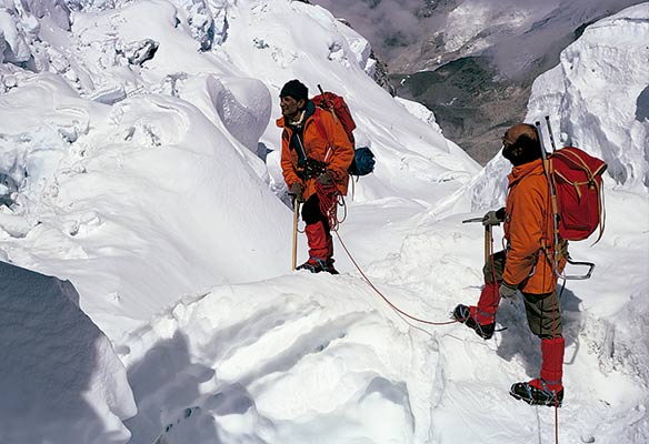 Superando la Cascada de Hielo en la expediciÃ³n Tximist de 1974 (Archivo exp. Tximist)