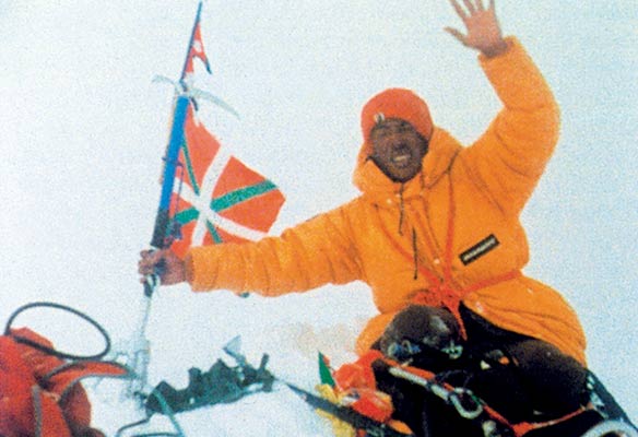HistÃ³rica foto del sherpa Pasang Temba en la cumbre del Everest en 1980 (Archivo expediciÃ³n)