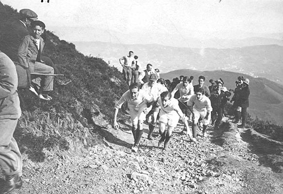 Carreras de montaÃ±a en las laderas de Pagasarri en 1912 (Archivo A. BandrÃ©s)