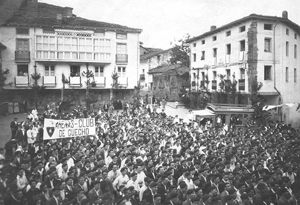 DÃ­a de la fundaciÃ³n de la FederaciÃ³n Vasco Navarra de Alpinismo en la Plaza de Elgeta en 1924 (Archivo A. BandrÃ©s)