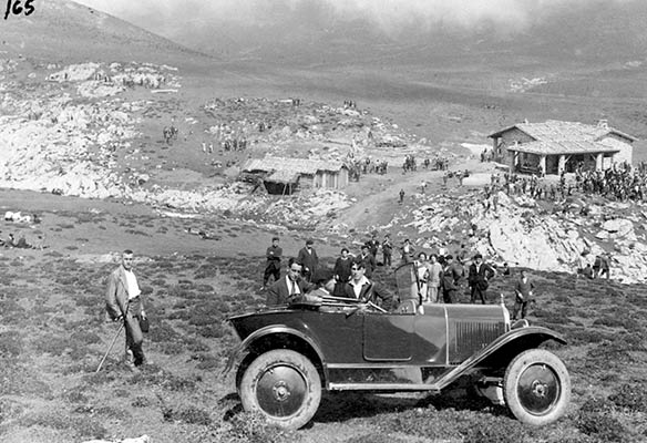 Coche de Emilio Alava en las campas de Urbia en 1925 (Archivo A. BandrÃ©s)