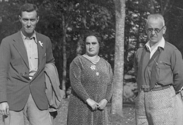 AndrÃ©s Espinosa y BandrÃ©s acompaÃ±an en 1930 en Arrate a Raimunda Royo, primera mujer en completar el concurso de Cien Montes (Archivo A. BandrÃ©s)