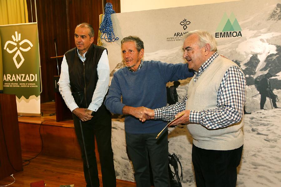 EMMOA y Aranzadi firman el acuerdo.