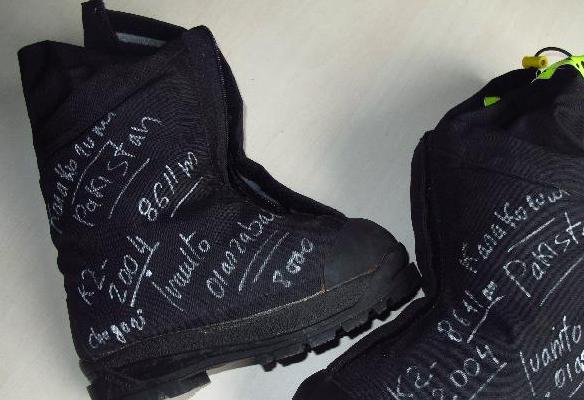 Botas utilizadas en su expediciÃ³n al K2 -Juanito Oiarzabal 2004