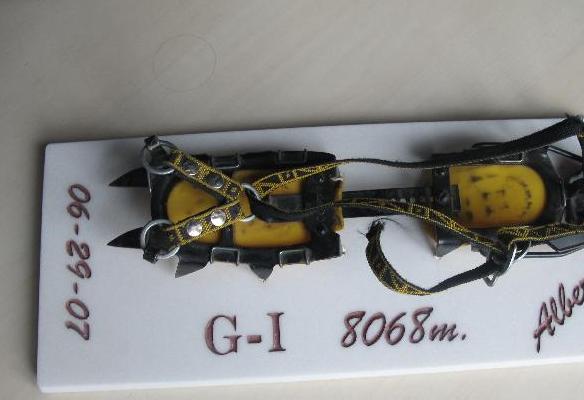 GrampÃ³n utilizado en su ascensiÃ³n al Gasherbrum I -Alberto Zerain 2006